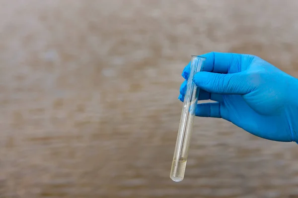 Una Muestra Agua Del Río Mano Guante Recoge Agua Tubo — Foto de Stock