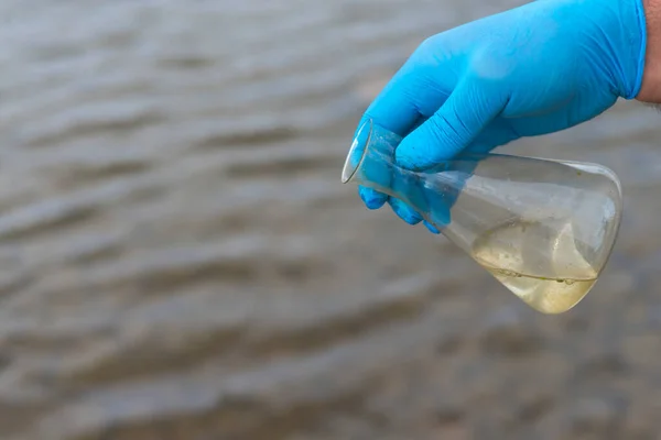 Muestra Agua Del Río Para Análisis Guante Mano Sosteniendo Concepto — Foto de Stock