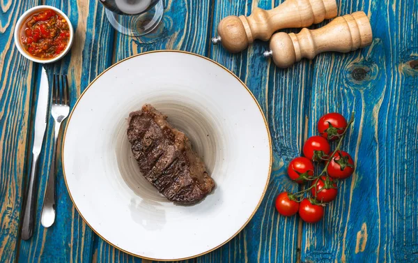 Bistecca Piatto Bianco Bicchiere Vino Tavola Vista Dall Alto — Foto Stock