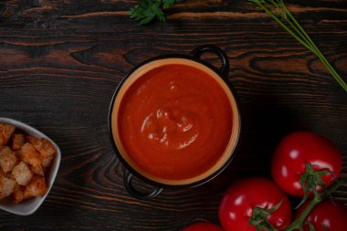 Ahşap masa, üstten görünüm üzerinde domates çorbası
