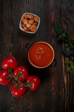 Ahşap masa, üstten görünüm üzerinde domates çorbası