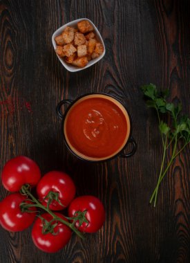Ahşap masa, üstten görünüm üzerinde domates çorbası