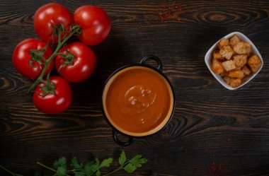 Ahşap masa, üstten görünüm üzerinde domates çorbası