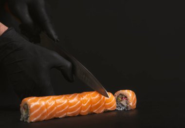 Evde suşi hazırlamak - panoda rulo kesen ellerin kapatılması.