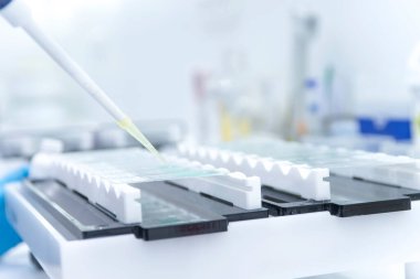 Laboratuvarda çalışan damlalı bir bilim adamı. Tıbbi konsept. Corona virüsü salgını konsepti. Virüs tedavisi ilacının geliştirilmesi.