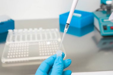 Araştırma laboratuvarında kan tüpü testi yapan doktor. Corona virüsü salgını aşısı geliştirme konsepti.