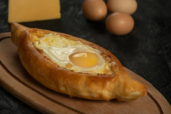 Pão Chato Caucasiano Adjarian Khachapuri Com Ovo Uma Madeira Escura — Fotografia de Stock