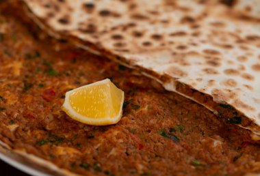 Ahşap arka planda lezzetli bir Arap pizzası Lahmacun..