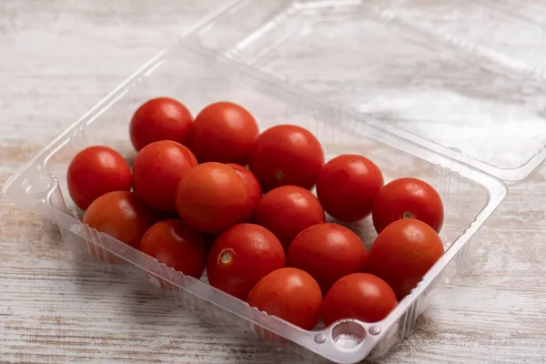 Kirschtomaten Plastikbehältern Auf Holztisch — Stockfoto