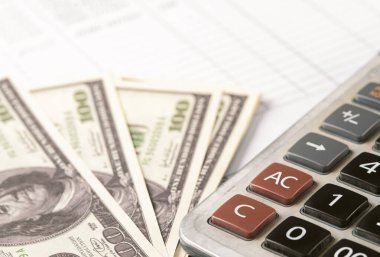 Para dolarları ve hesap makinesi, ekonomi konsepti, para dağılımı. Avro. Covid-19 salgınından sonraki kriz. Dolar düşüyor ya da yükseliyor.