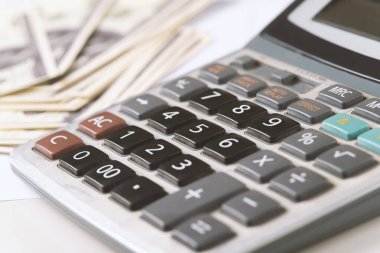 Para dolarları ve hesap makinesi, ekonomi konsepti, para dağılımı. Avro. Covid-19 salgınından sonraki kriz. Dolar düşüyor ya da yükseliyor.