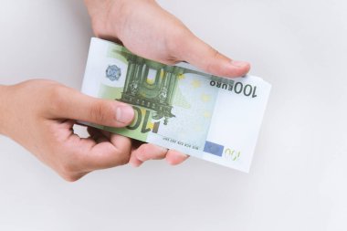 .Covid-19 salgınından sonraki kriz. Euro düşüşü veya yükseliş. Tasarruf, finans, ekonomi ve ev konsepti. Avro sayan adam