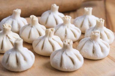 Khinkali adı verilen ev yapımı Gürcistan yemekleri. Gürcistan mutfağı. Eski ahşap arka planda.