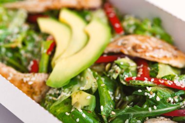 Avokadolu sağlıklı tavuk salatası, paket servis ya da yemek servisi için..