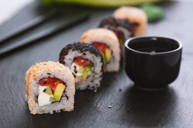 Pilavlı suşi. Suşi menüsü. Japon yemeği..