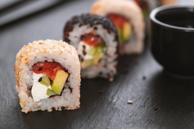 Pilavlı suşi. Suşi menüsü. Japon yemeği..