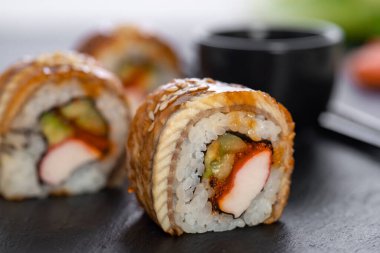 Pirinçli suşi, yengeç, salatalık. Suşi menüsü. Japon yemeği..