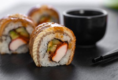 Pirinçli suşi, yengeç, salatalık. Suşi menüsü. Japon yemeği..