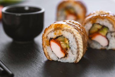 Pirinçli suşi, yengeç, salatalık. Suşi menüsü. Japon yemeği..