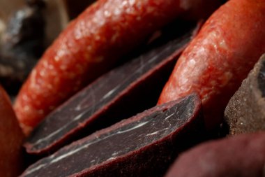 Çeşitli türde soğuk et, salam ve sosis bir kutuda.