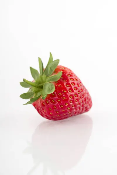 Frische Bio Erdbeeren Auf Einer Weißen Reflektierenden Oberfläche Nahaufnahme — Stockfoto