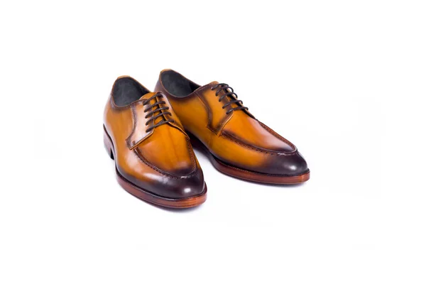 Beyaz Arka Planda Izole Edilmiş Erkek Klasik Kahverengi Deri Ayakkabıları — Stok fotoğraf