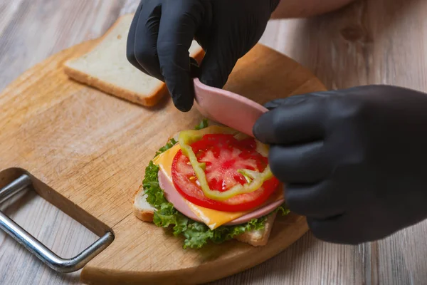 Prozess Des Zubereitens Von Sandwich Vielzahl Von Füllungen Und Zutaten — Stockfoto