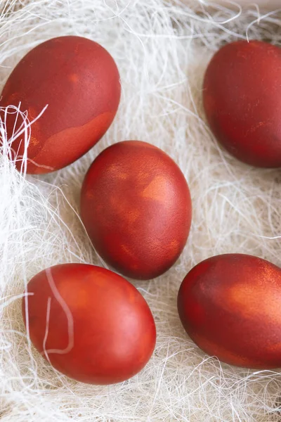 Taze Kırmızı Yumurtalar Beyaz Arka Planda Tahta Bir Sandıkta Biraz — Stok fotoğraf