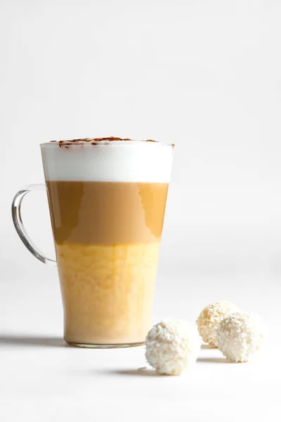 Latte Macchiato Dalam Gelas Tinggi Dengan Latar Belakang Putih Kopi — Stok Foto