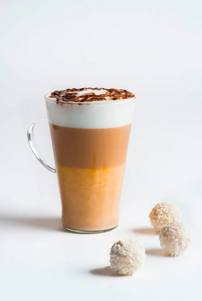Cafe Latte Macchiato Berlapis Kopi Latar Belakang Putih — Stok Foto