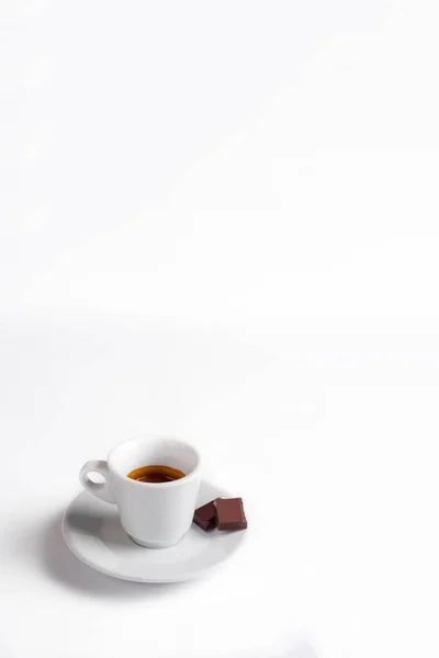 Taza Café Blanco Con Chocolate Sobre Fondo Blanco Taza Espresso — Foto de Stock