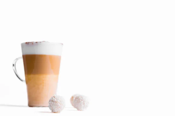 Cafe Latte Macchiato Geschichteter Kaffee Auf Weißem Hintergrund — Stockfoto