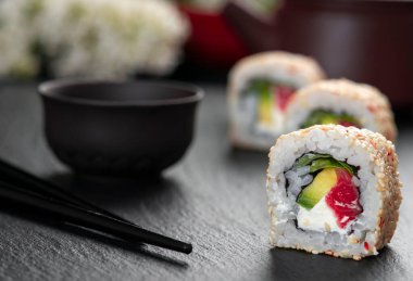 Çubuklu balık suşisi. Philadelphia Roll . Japon mutfağı, restoran..