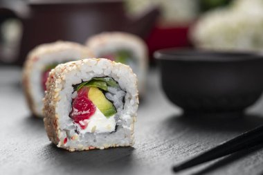 Çubuklu balık suşisi. Philadelphia Roll . Japon mutfağı, restoran..