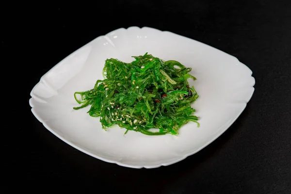 Chuka Salad White Plate Black Background Seaweed Salad Japanese Food — Stock Photo, Image