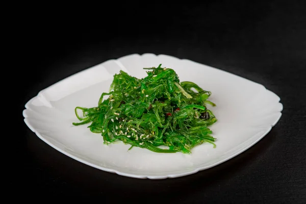 Chuka Salad White Plate Black Background Seaweed Salad Japanese Food — Stockfoto
