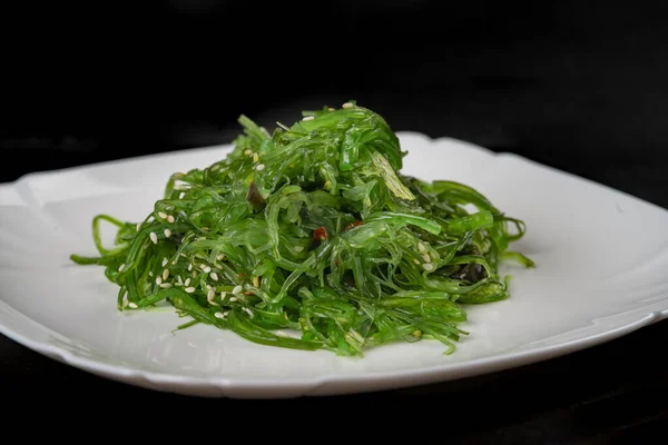 Chuka Salad White Plate Black Background Seaweed Salad Japanese Food — Stock Photo, Image