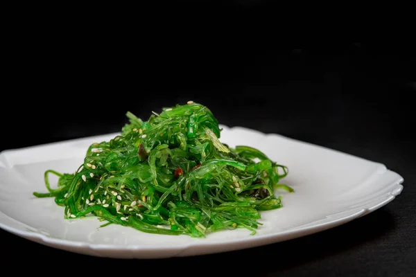 Chuka Salad White Plate Black Background Seaweed Salad Japanese Food — Stock Photo, Image