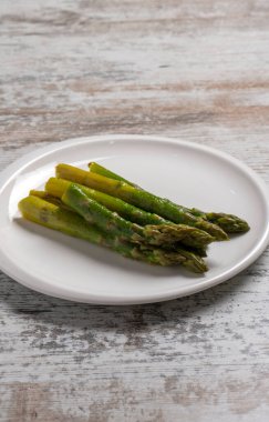 Tahta masadaki kasede çiğ kuşkonmaz.