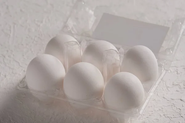 Відкрита Коробка Шістьма Цілими Білими Яйцями Білому Тлі Відсічним Контуром — стокове фото