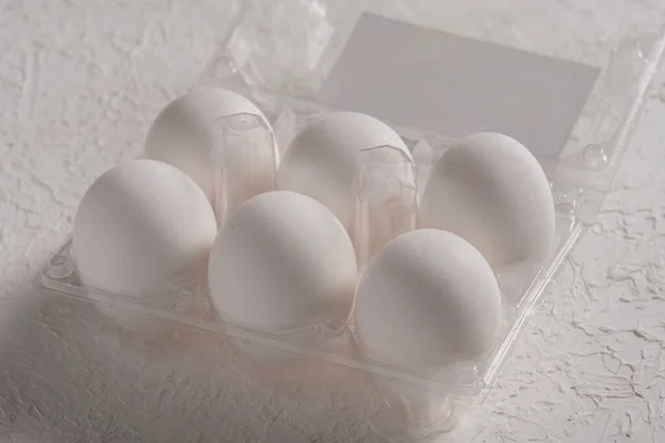 Відкрита Коробка Шістьма Цілими Білими Яйцями Білому Тлі Відсічним Контуром — стокове фото
