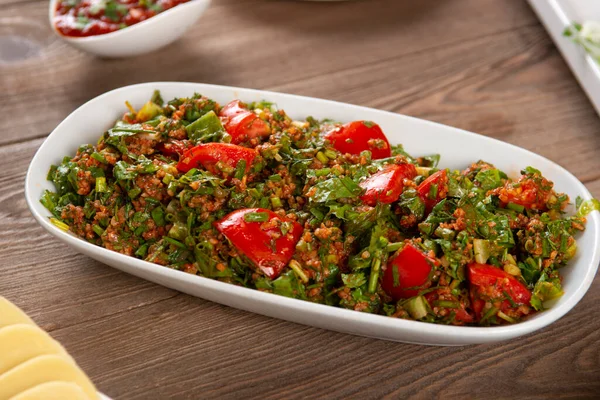 Bulgur Domates Maydanoz Ahşap Masadaki Yeşil Soğanlı Tabbouleh Salatası Geleneksel — Stok fotoğraf