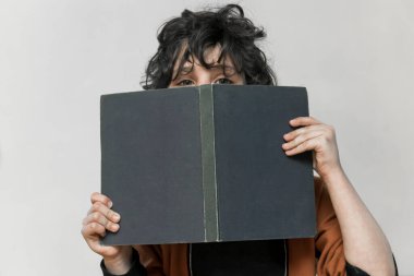 Bir çocuk onun elinde bir kitapla