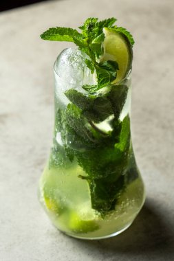 Mojito kireç ve highball cam gri taş zemin üzerine nane kokteyli .
