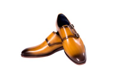 Beyaz arka planda izole edilmiş erkek klasik kahverengi deri ayakkabıları. Boşluğu kopyala