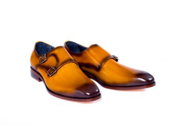 Beyaz arka planda izole edilmiş erkek klasik kahverengi deri ayakkabıları. Boşluğu kopyala