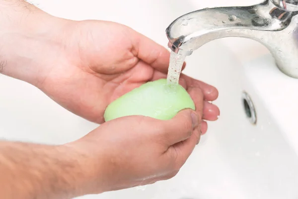 一个男人在浴室里用肥皂洗手 对皇冠病毒感染的最好防御 经常洗手 预防冠心病大流行 — 图库照片