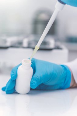 Laboratuvarda deney yapan bilim adamlarına konsantre ol. Tıbbi konsept. Corona virüsü salgını konsepti. Virüs tedavisi ilacının geliştirilmesi.