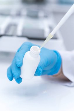 Laboratuvarda çalışan damlalı bir bilim adamı. Tıbbi konsept. Corona virüsü salgını konsepti. Virüs tedavisi ilacının geliştirilmesi.