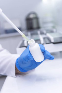 Laboratuvarda çalışan damlalı bir bilim adamı. Tıbbi konsept. Corona virüsü salgını konsepti. Virüs tedavisi ilacının geliştirilmesi.